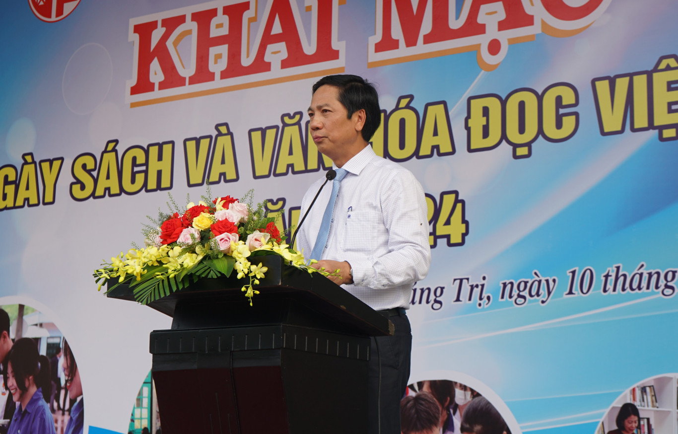 Thay mặt l&atilde;nh đạo tỉnh, Ph&oacute; Chủ tịch UBND tỉnh Ho&agrave;ng Nam biểu dương những nỗ lực của c&aacute;c sở, ban, ng&agrave;nh và các cơ quan, đơn vị li&ecirc;n quan đ&atilde; c&oacute; nhiều đ&oacute;ng g&oacute;p cho sự ph&aacute;t triển văn hóa đọc của tỉnh nhà